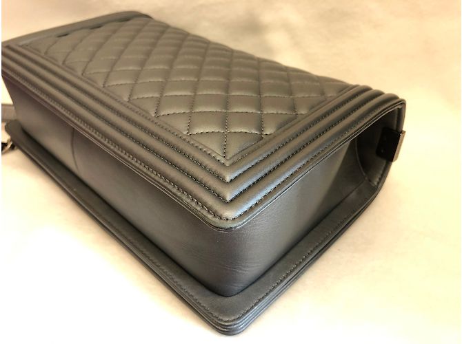 Borsa a tracolla Chanel Boy grigia New Medium Grigio - vista 4