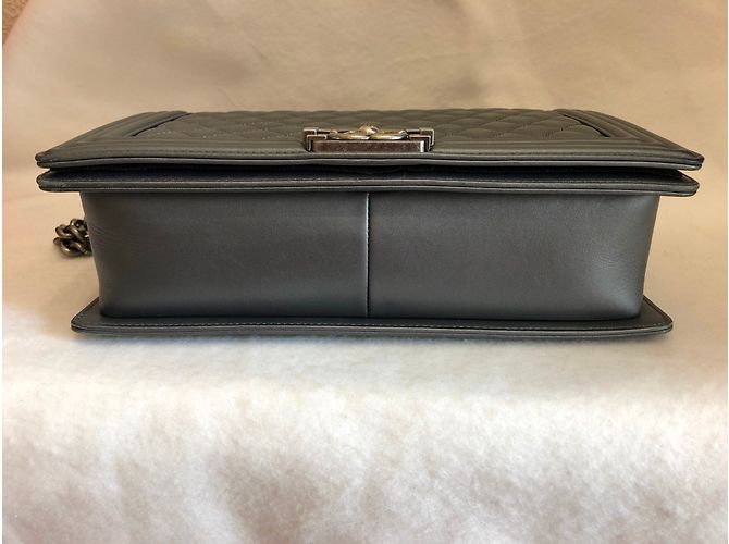 Borsa a tracolla Chanel Boy grigia New Medium Grigio - vista 8