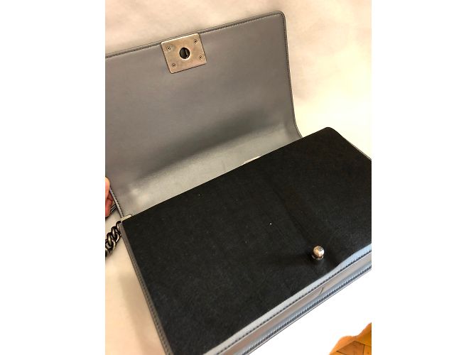 Borsa a tracolla Chanel Boy grigia New Medium Grigio - vista 9