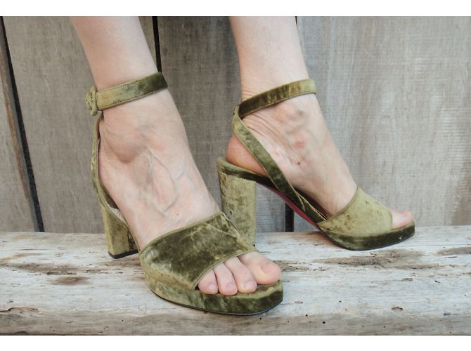 Sandálias Christian Louboutin em veludo moiré verde - vista 2