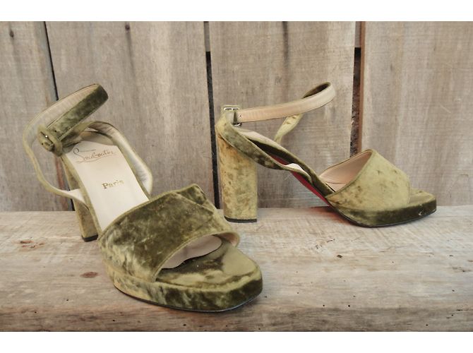 Sandálias Christian Louboutin em veludo moiré verde - vista 4