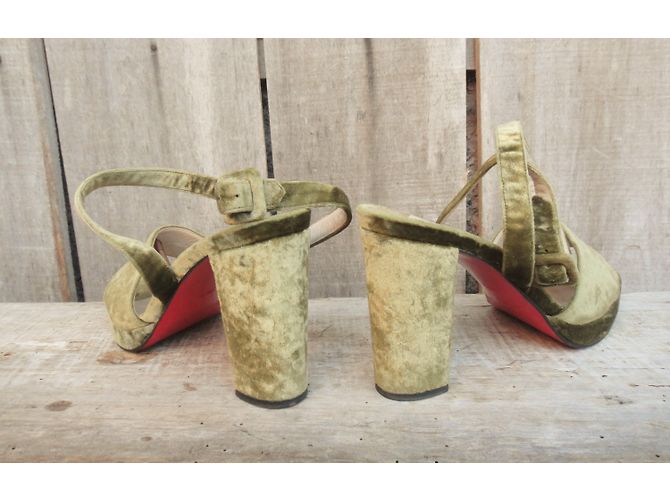 Sandálias Christian Louboutin em veludo moiré verde - vista 6