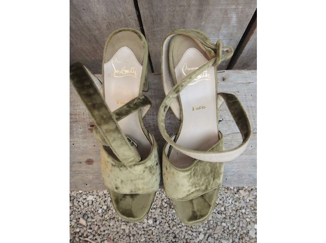 Sandálias Christian Louboutin em veludo moiré verde - vista 8