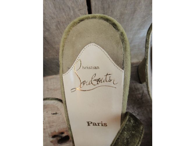 Sandálias Christian Louboutin em veludo moiré verde - vista 9