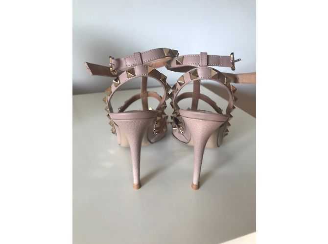 Sapatos de salto Valentino Rockstud em pele nude - vista 2