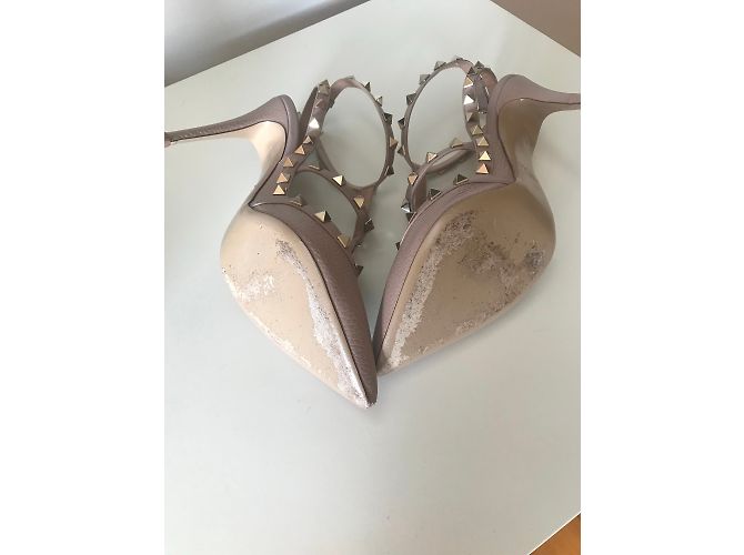 Sapatos de salto Valentino Rockstud em pele nude - vista 3