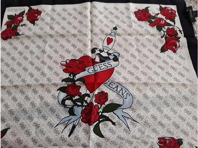 Sciarpa Guess in seta con motivo cuori e rose - vista 2