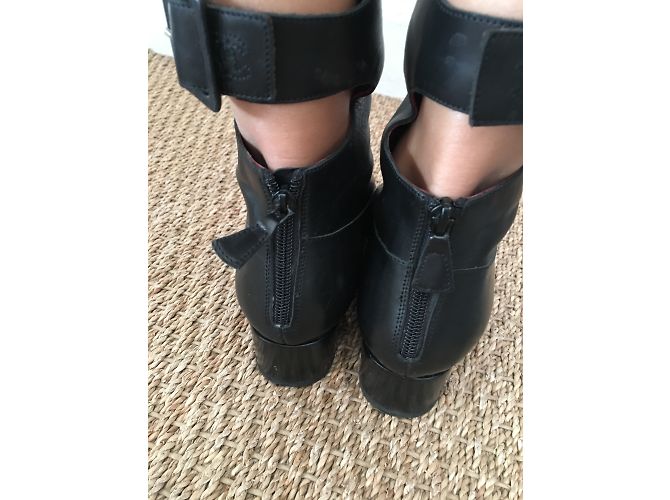 Botas Chanel de piel negra mate con punta de charol Negro - vista 3