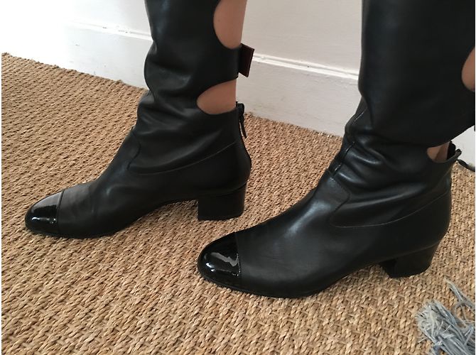 Botas Chanel de piel negra mate con punta de charol Negro - vista 5