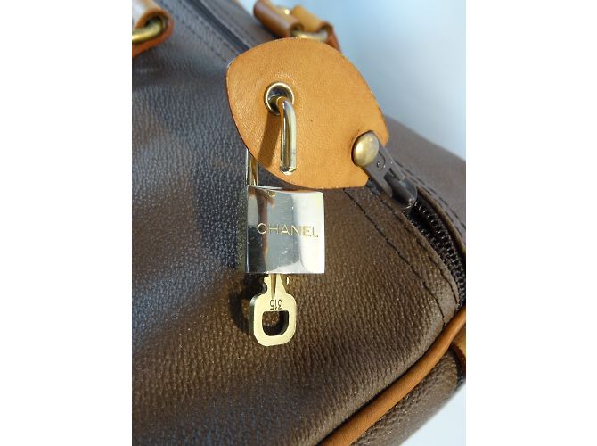 Borsa da viaggio Chanel in pelle granulata marrone - vista 18