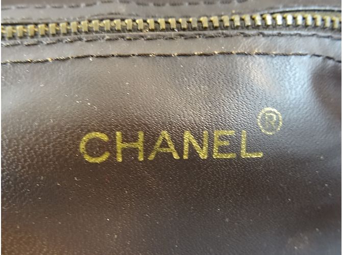 Borsa da viaggio Chanel in pelle granulata marrone - vista 2
