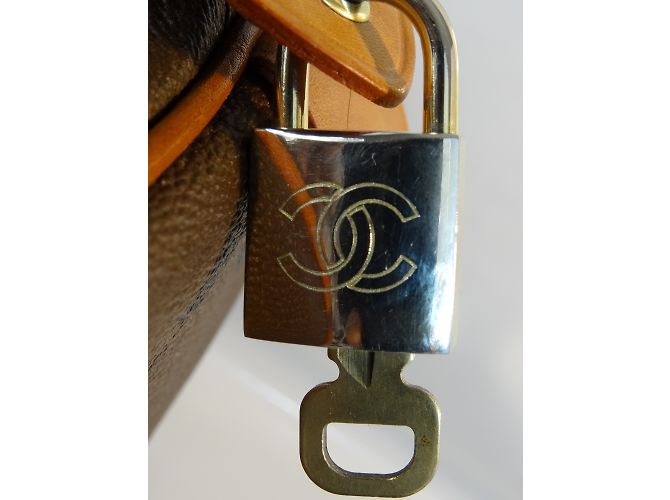 Borsa da viaggio Chanel in pelle granulata marrone - vista 6
