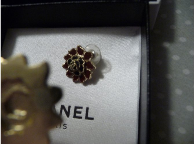 Orecchini Chanel Borgogna Oro e Nero Acciaio Bordò - vista 3