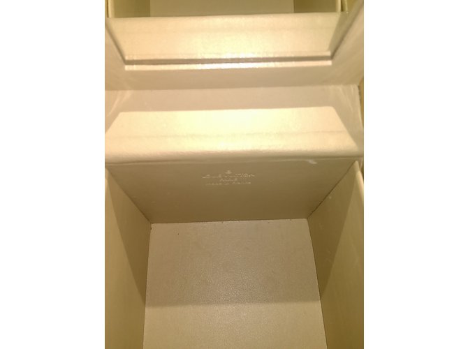 Louis Vuitton Bleecker Beige - vista 4