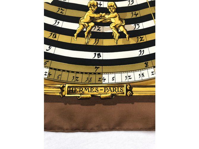 Hermès Seidenschal DIES ET HORE 90x90cm Braun Schwarz Weiß Golden - Ansicht 2