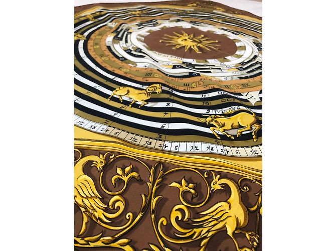 Hermès Seidenschal DIES ET HORE 90x90cm Braun Schwarz Weiß Golden - Ansicht 3