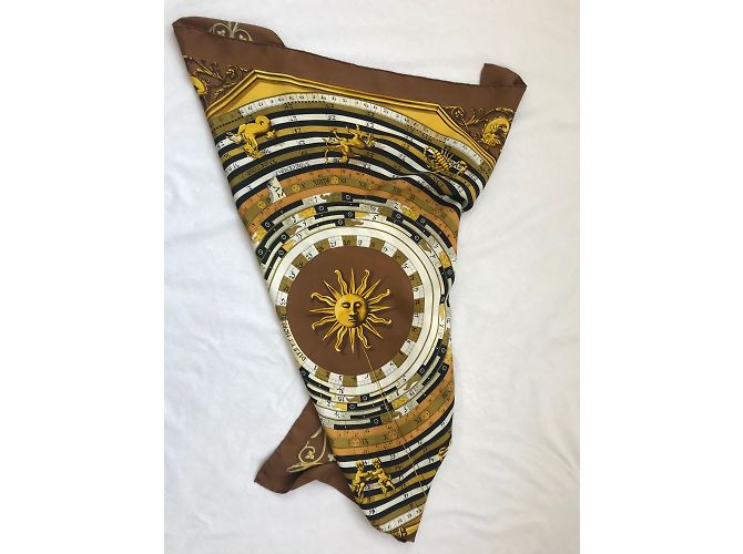 Hermès Seidenschal DIES ET HORE 90x90cm Braun Schwarz Weiß Golden - Ansicht 4