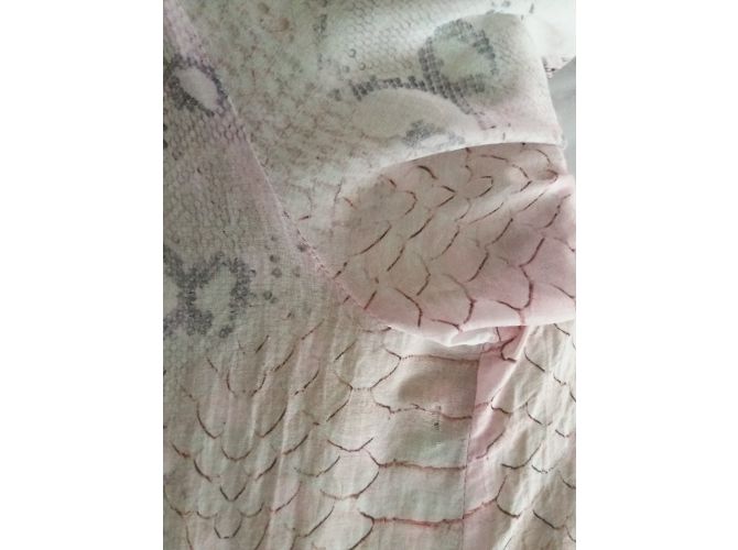 Blusa Gerard Darel Rosa con Estampado de Cocodrilo - vista 3