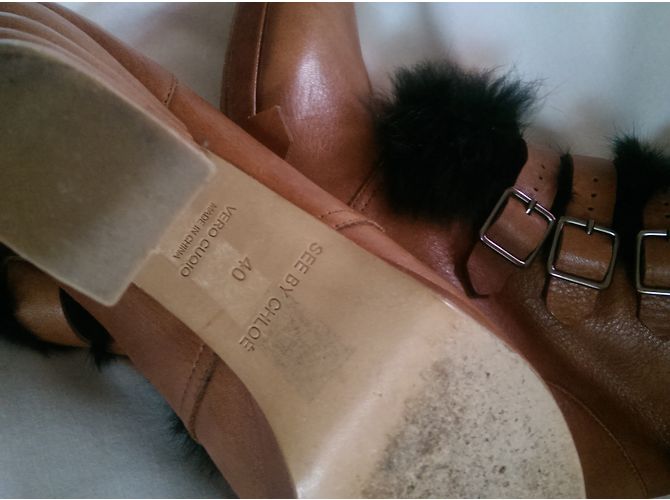 Botines See by Chloé de piel camel y pelaje negro - vista 10