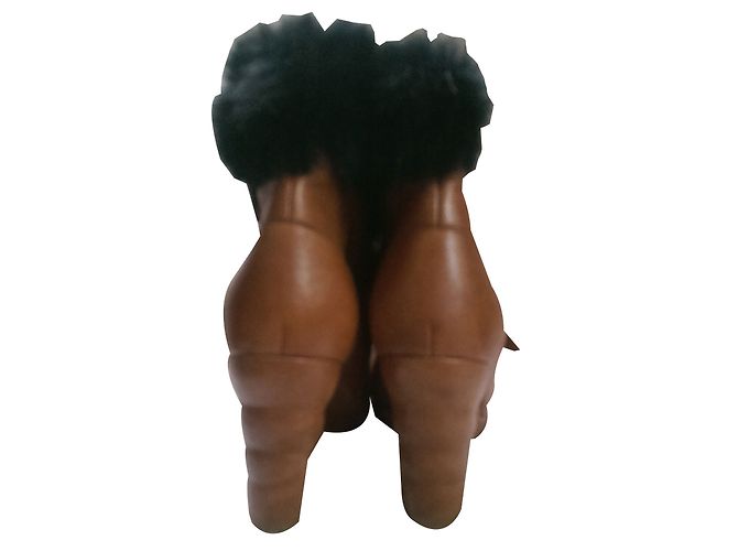 Botines See by Chloé de piel camel y pelaje negro - vista 2