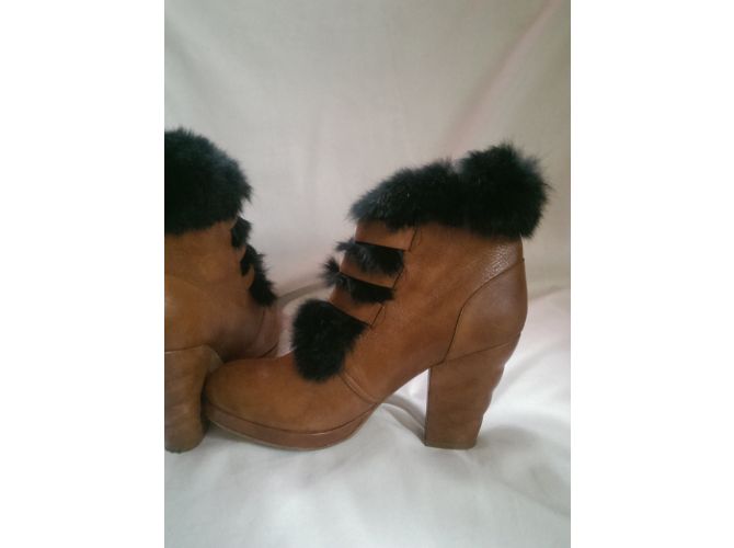 Botines See by Chloé de piel camel y pelaje negro - vista 3