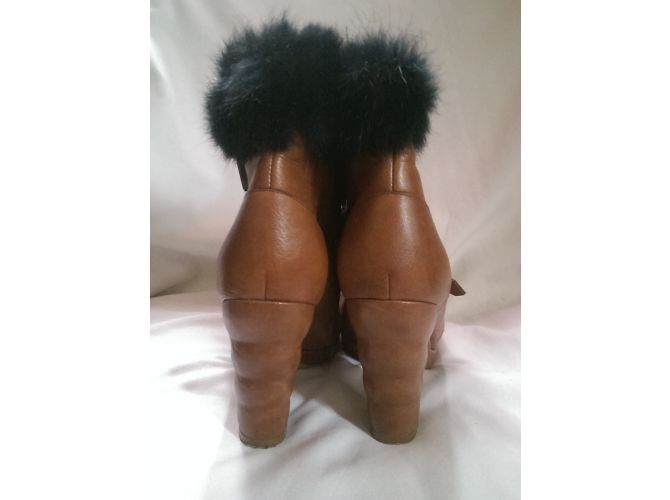 Botines See by Chloé de piel camel y pelaje negro - vista 4