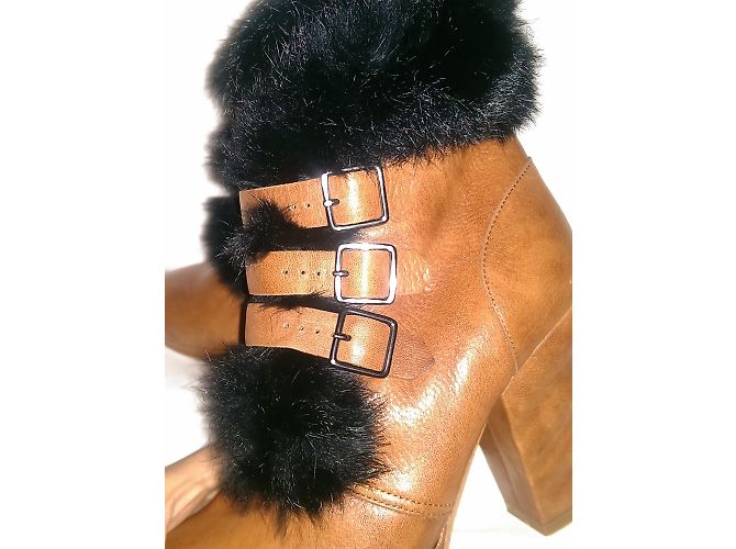 Botines See by Chloé de piel camel y pelaje negro - vista 6