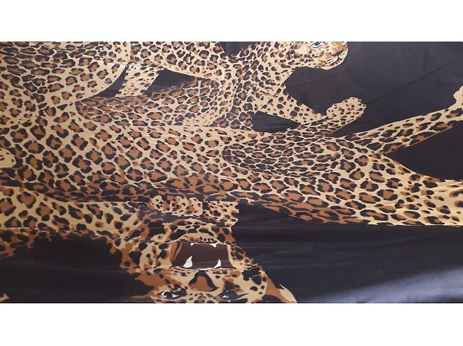 Yves Saint Laurent chal - vista 3