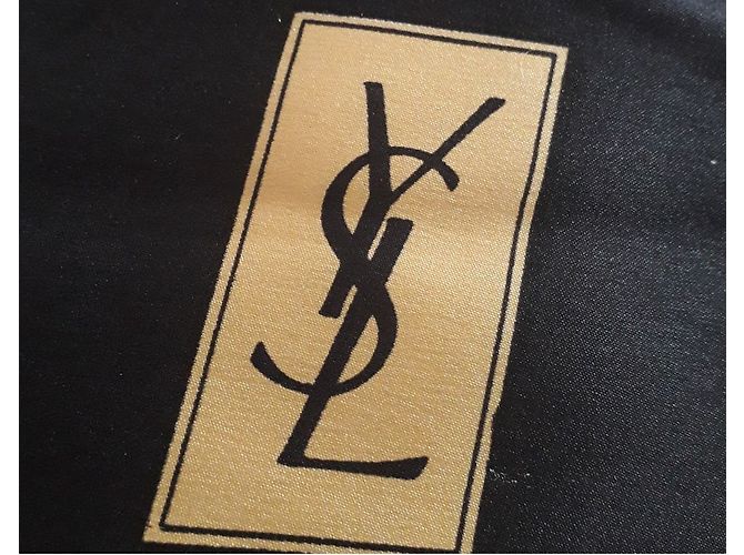 Yves Saint Laurent chal - vista 5