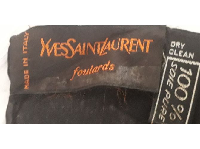 Yves Saint Laurent chal - vista 6