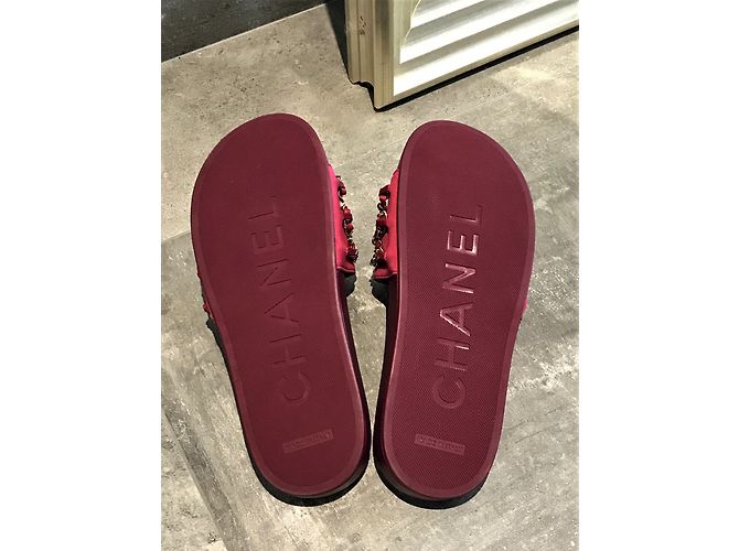 Chanel Ciabatte per pantofole con catena rossa satinata Rosso - vista 3