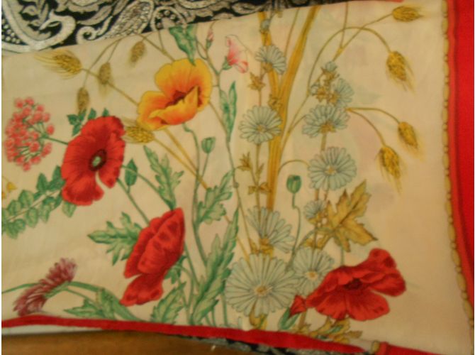 Autre Marque Sciarpa di seta rossa con fiori di campagna lepre e pernice Rosso - vista 6