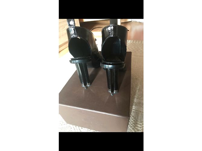 Botas Cortas Louis Vuitton Negras de Charol 39 Negro - vista 3
