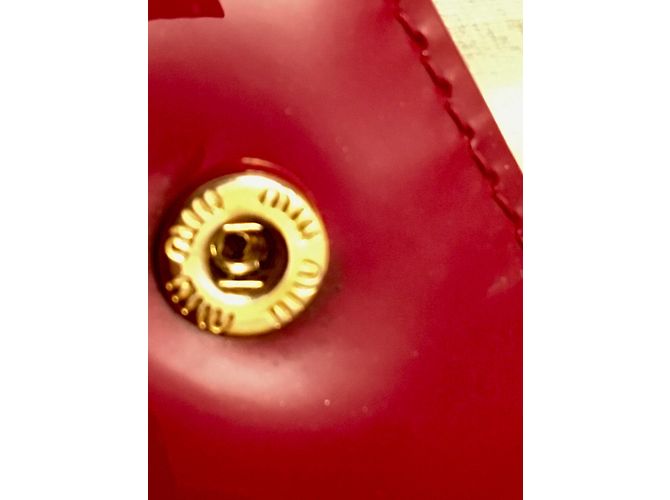 Carteira Miu Miu em couro envernizado bordeaux com laço - vista 11