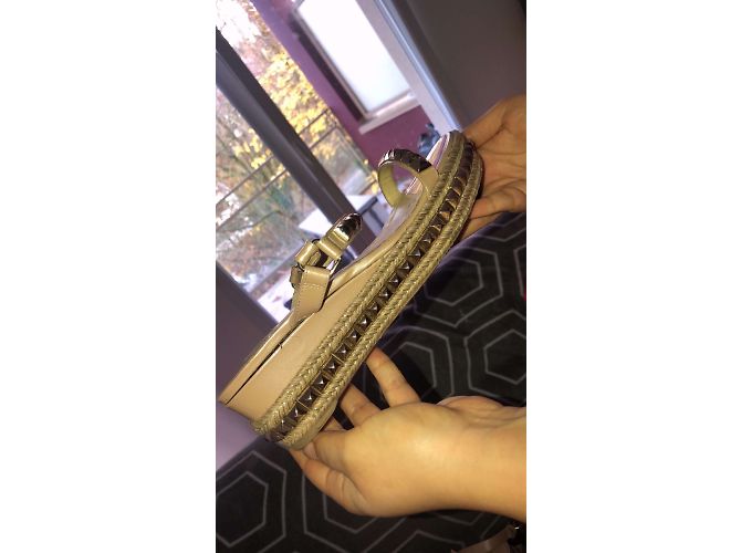 Sandali con zecca e borchie Christian Louboutin Crema Vernice - vista 3