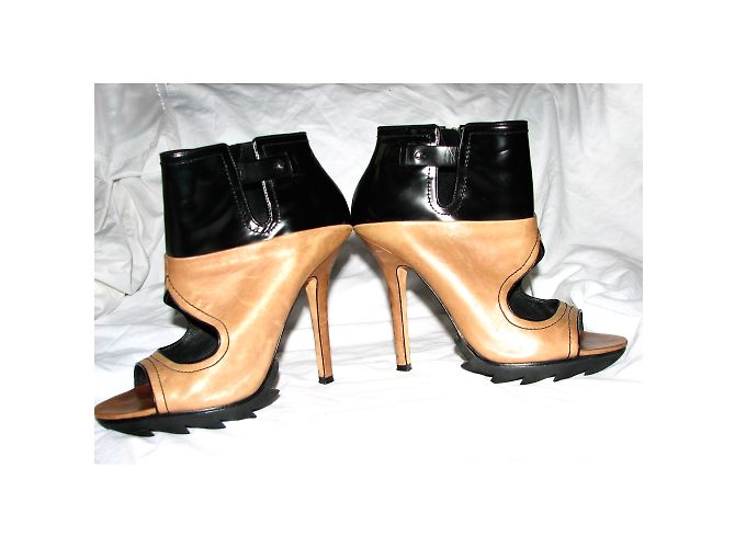 Camilla Skovgaard Stivaletti peeptoe bicolore Nero Marrone chiaro - vista 5