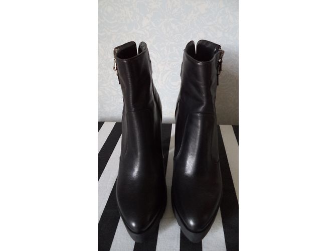 Autre Marque Botas de tornozelo em couro liso preto com fivela - vista 2