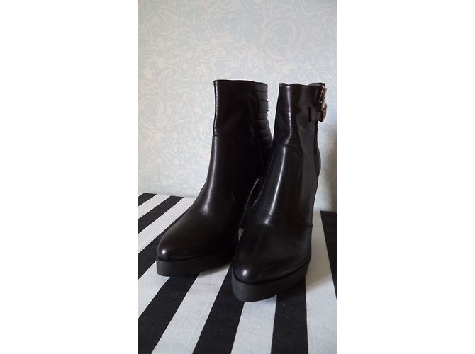 Autre Marque Botas de tornozelo em couro liso preto com fivela - vista 3