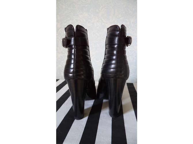 Autre Marque Botas de tornozelo em couro liso preto com fivela - vista 4