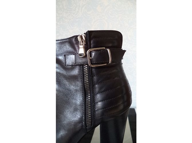 Autre Marque Botas de tornozelo em couro liso preto com fivela - vista 7