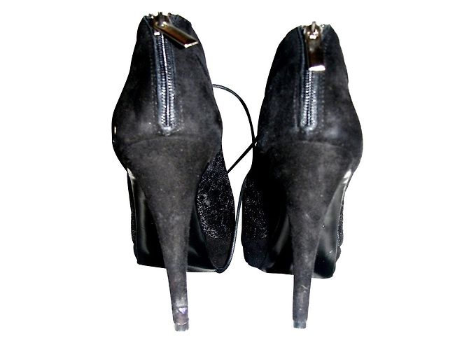 Décolleté peeptoe in pizzo e scamosciato nero Russell & Bromley - vista 3