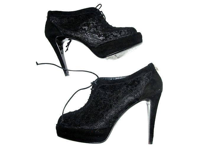 Décolleté peeptoe in pizzo e scamosciato nero Russell & Bromley - vista 4