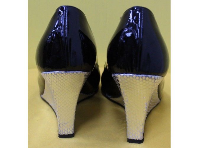 Russell & Bromley Peeptoe in vernice con zeppa in argento Nero - vista 3
