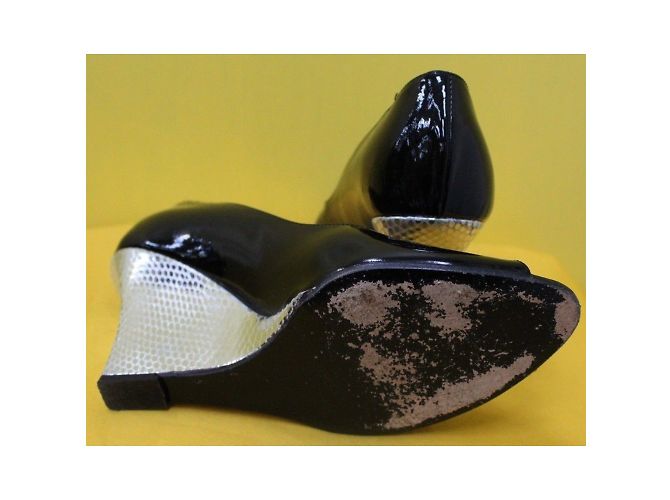Russell & Bromley Peeptoe in vernice con zeppa in argento Nero - vista 4