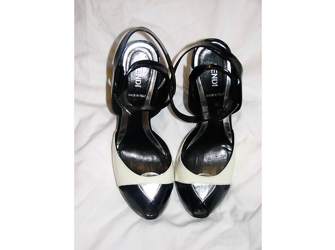 Fendi Slingback Peep Toe Pumps Schwarz Weiß Lackleder - Ansicht 3