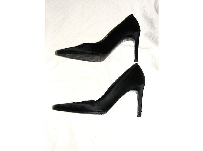 Burberry Pumps aus schwarzem Satin 10 cm Absatz - Ansicht 2