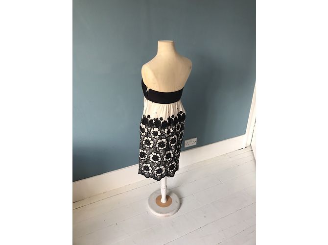Vestido Tibi de seda jacquard con escote bandeau Negro Blanco - vista 2