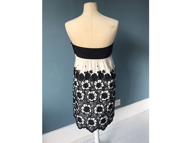 Vestido Tibi de seda jacquard con escote bandeau Negro Blanco - vista 3