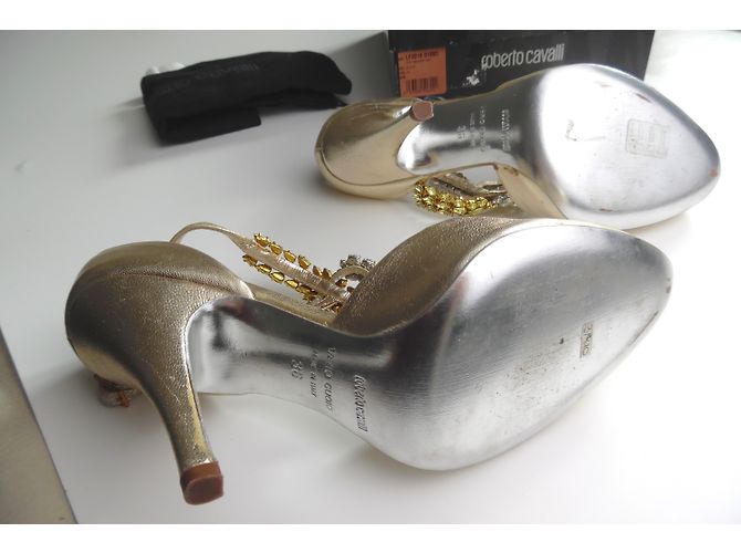 Décolleté Roberto Cavalli in pelle dorata con dettagli serpente e cristalli D'oro - vista 4