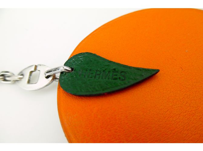 Charm Hermès Motivo Frutta Arancione in pelle e catena metallica - vista 2